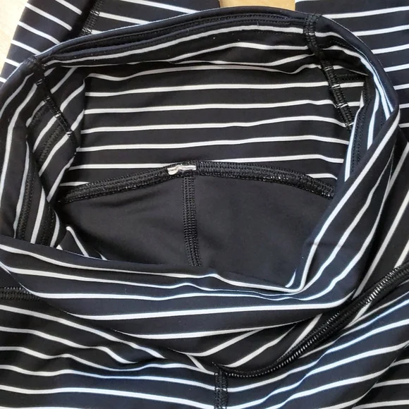 LuluLemon Black/White Striped Train Times Mesh 7/8’s Size 2 - Picture 6 of 6